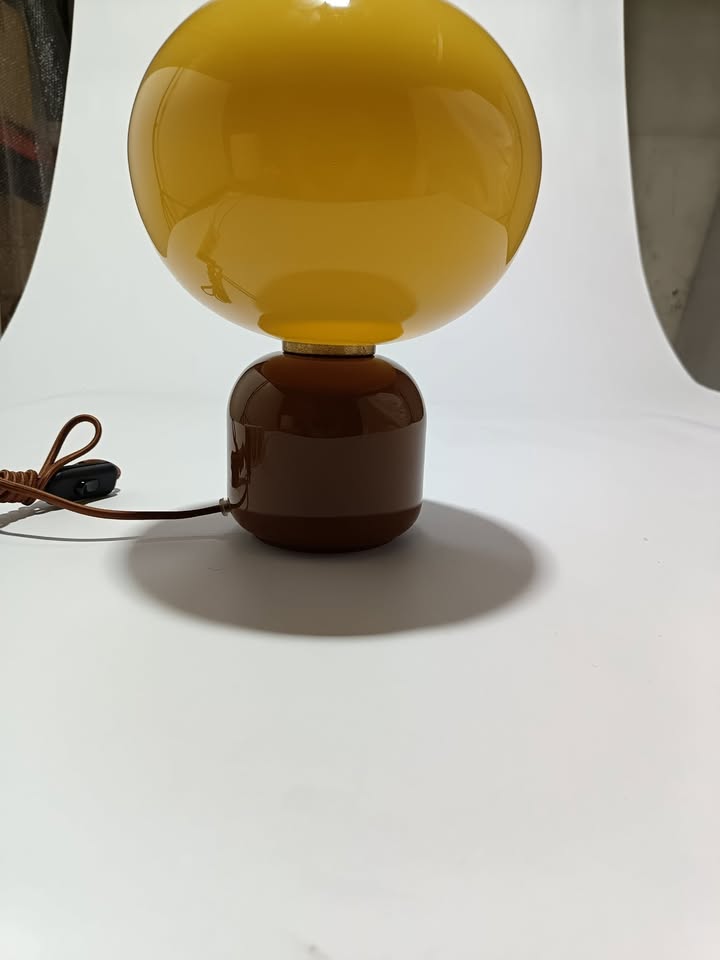 Candeeiro de mesa moderno em vidro