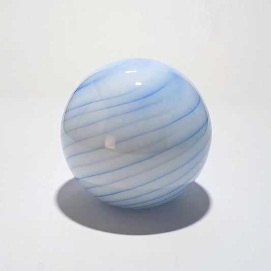 Candeeiro de Mesa Sem Fios em Vidro Opalino com Espiral Azul — Ø 25 cm