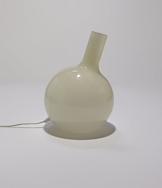 Candeeiro de mesa em vidro soprado branco opalino, modelo Halo Brando.