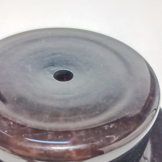 Detalhe do furo central em vidro ondulado para suspensão de teto