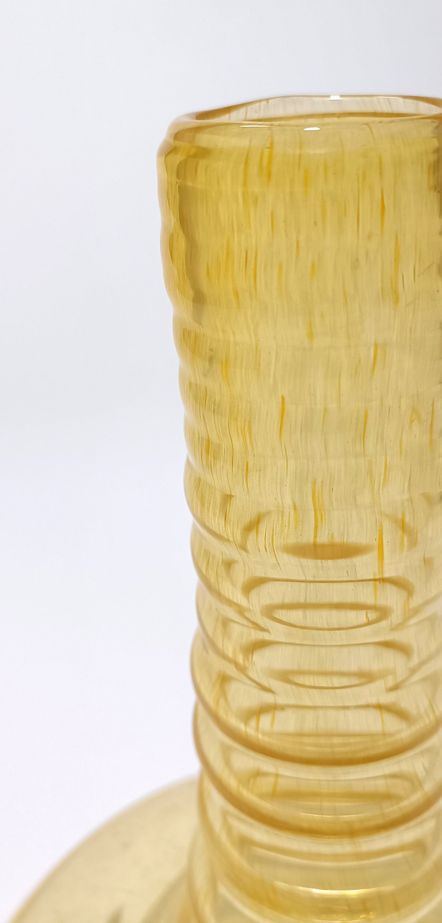 Vaso Âmbar Ondulado em Vidro Soprado