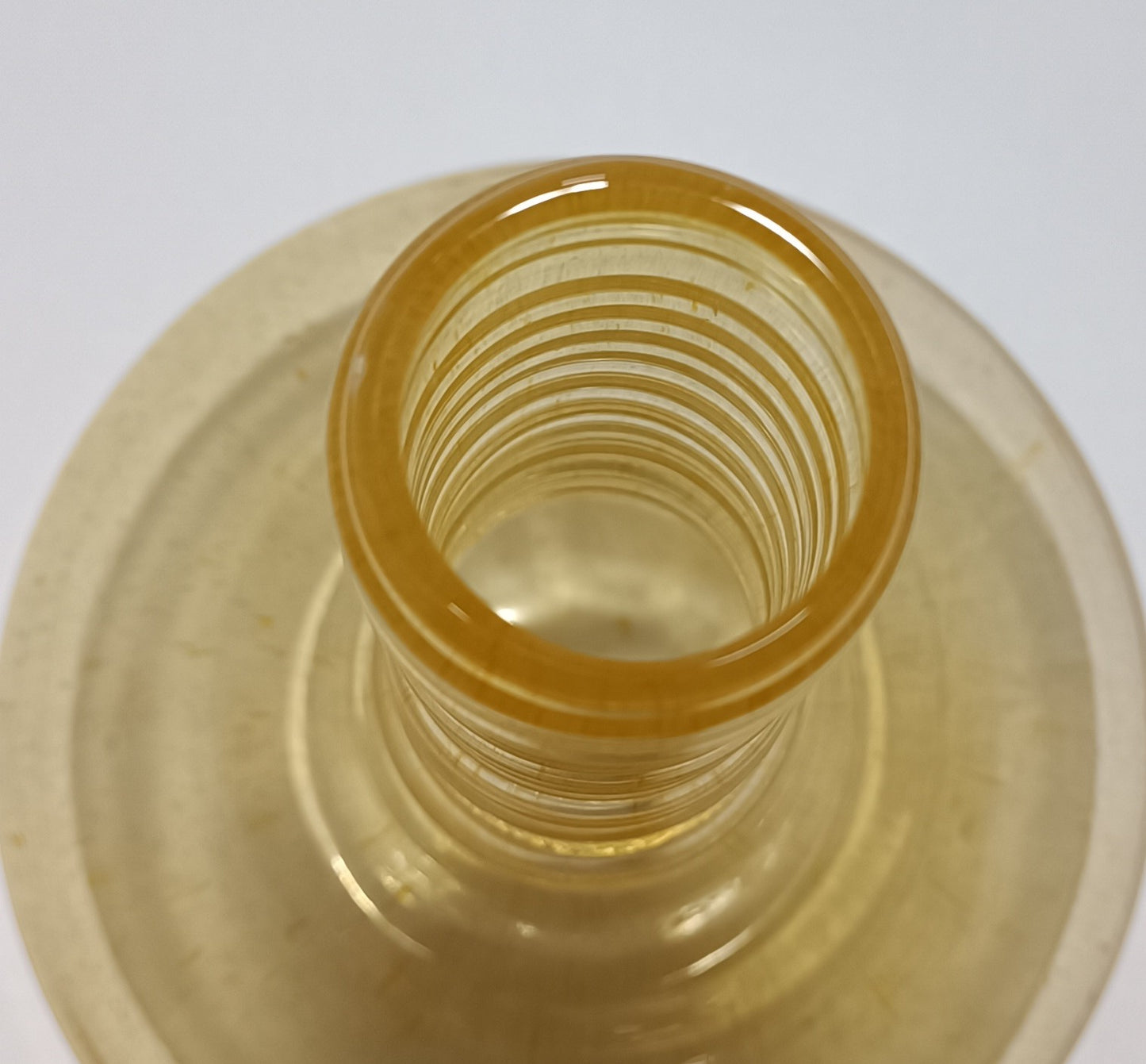 Vaso Âmbar Ondulado em Vidro Soprado