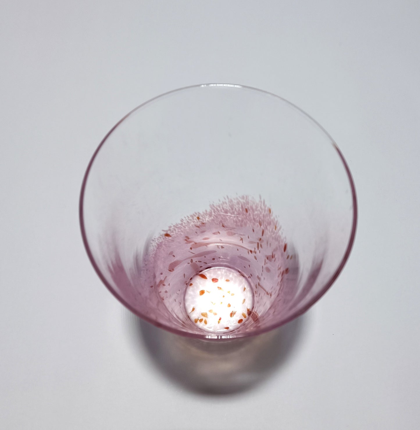 Vaso em vidro rosa com grãos rosa