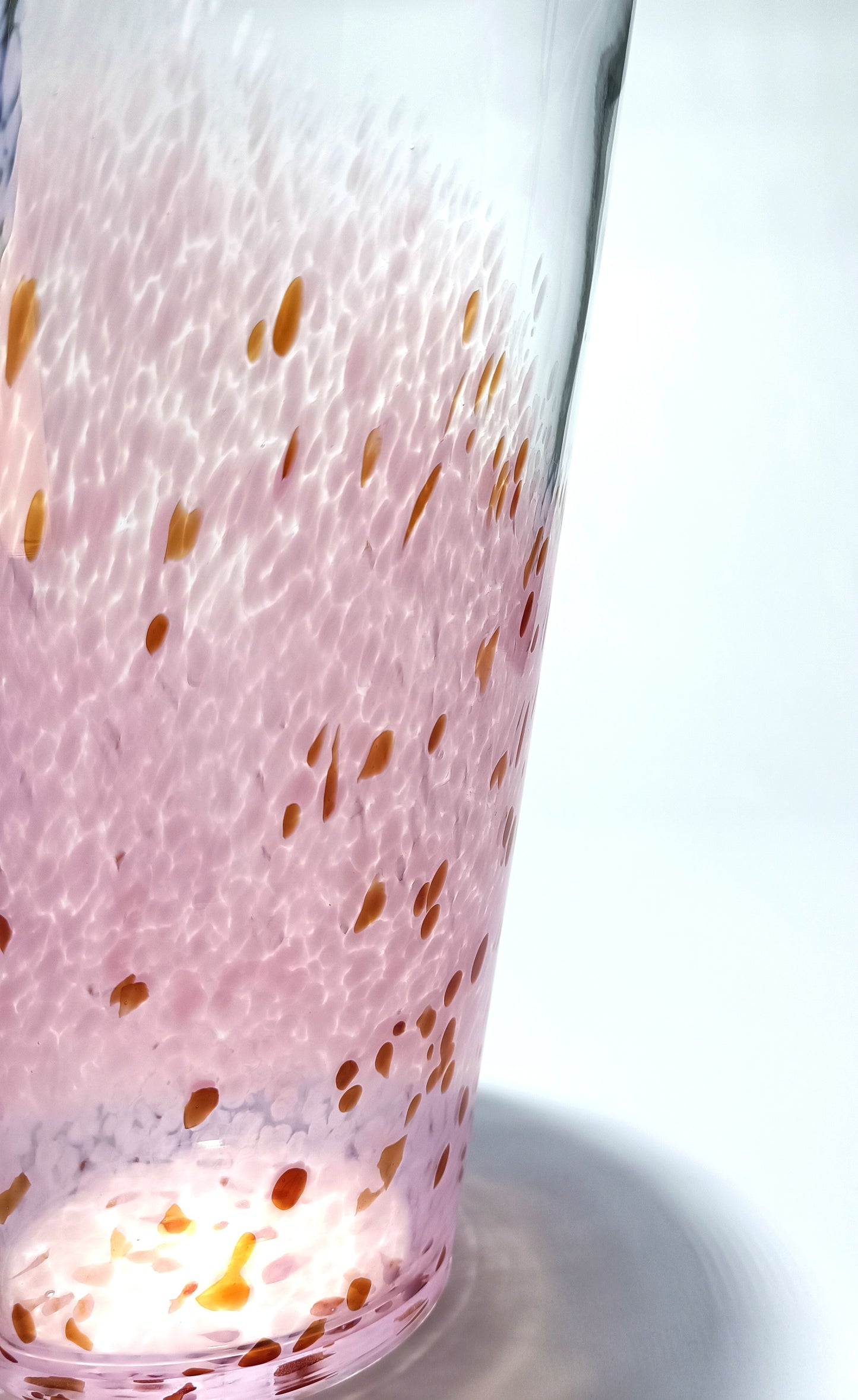Vaso em vidro rosa com grãos rosa