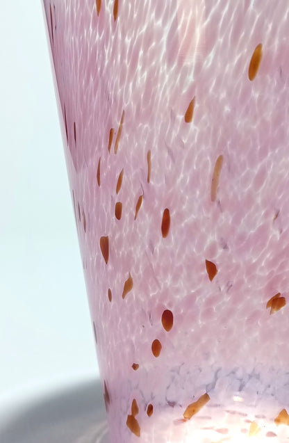 Vaso em vidro rosa com grãos rosa