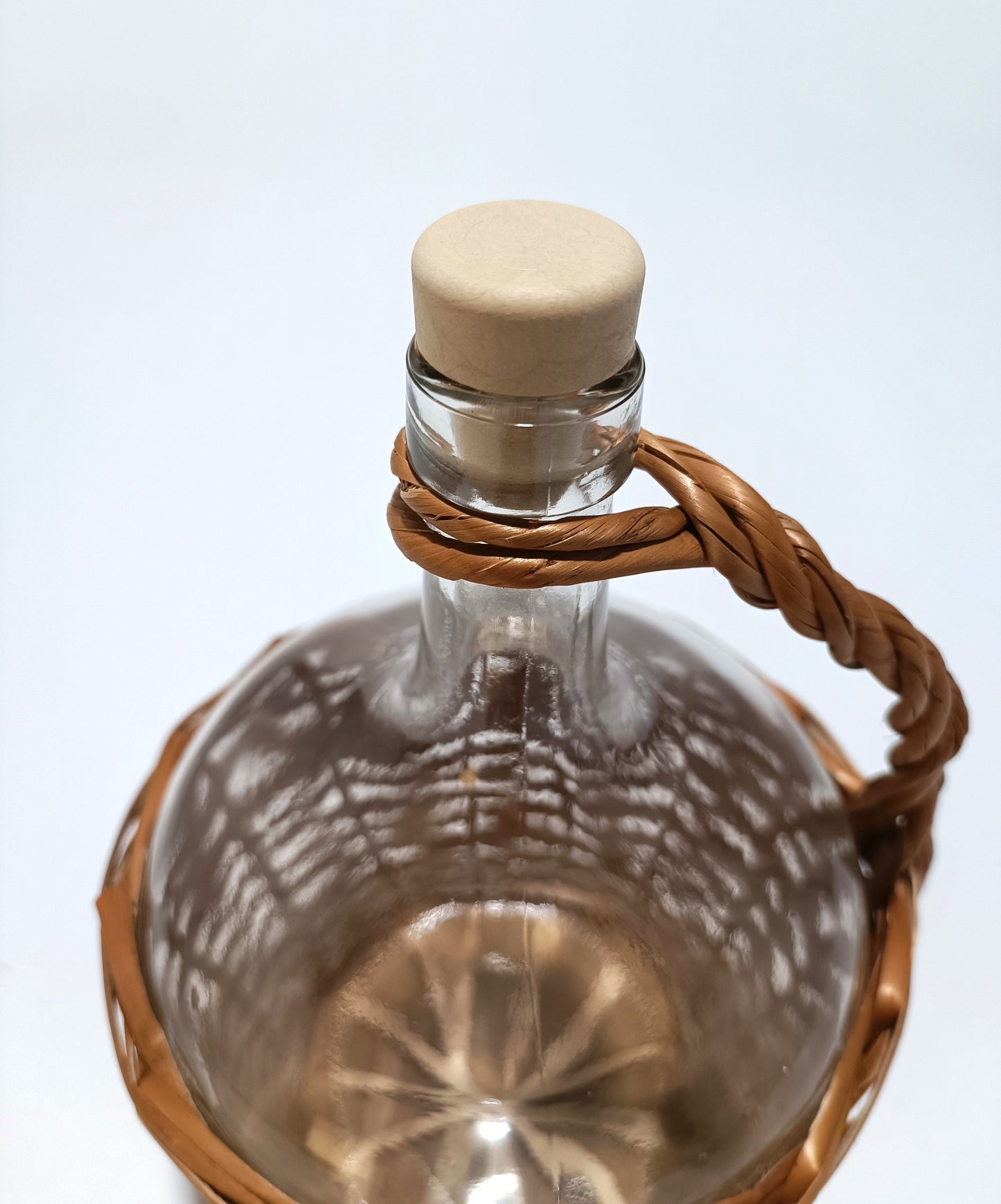 Garrafa de vidro de 2 litros com alça e forrado de vime