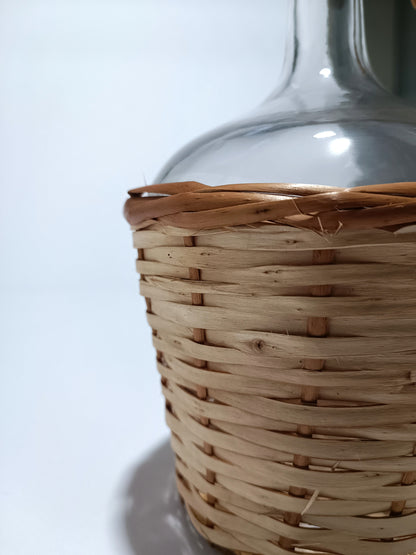 Garrafa de vidro de 2 litros com alça e forrado de vime