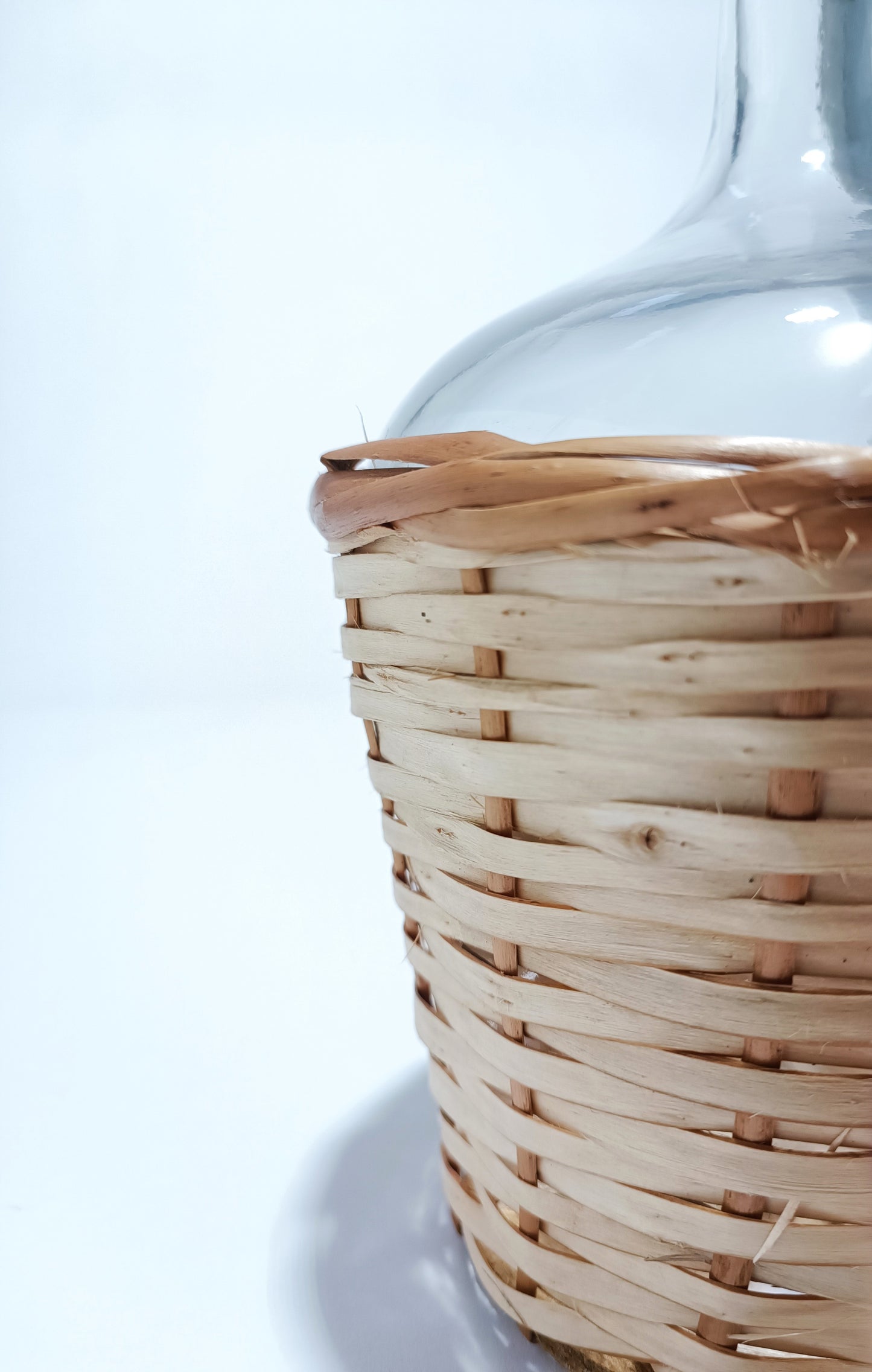 Garrafa de vidro de 2 litros com alça e forrado de vime