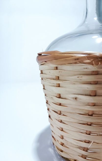 Garrafa de vidro de 2 litros com alça e forrado de vime