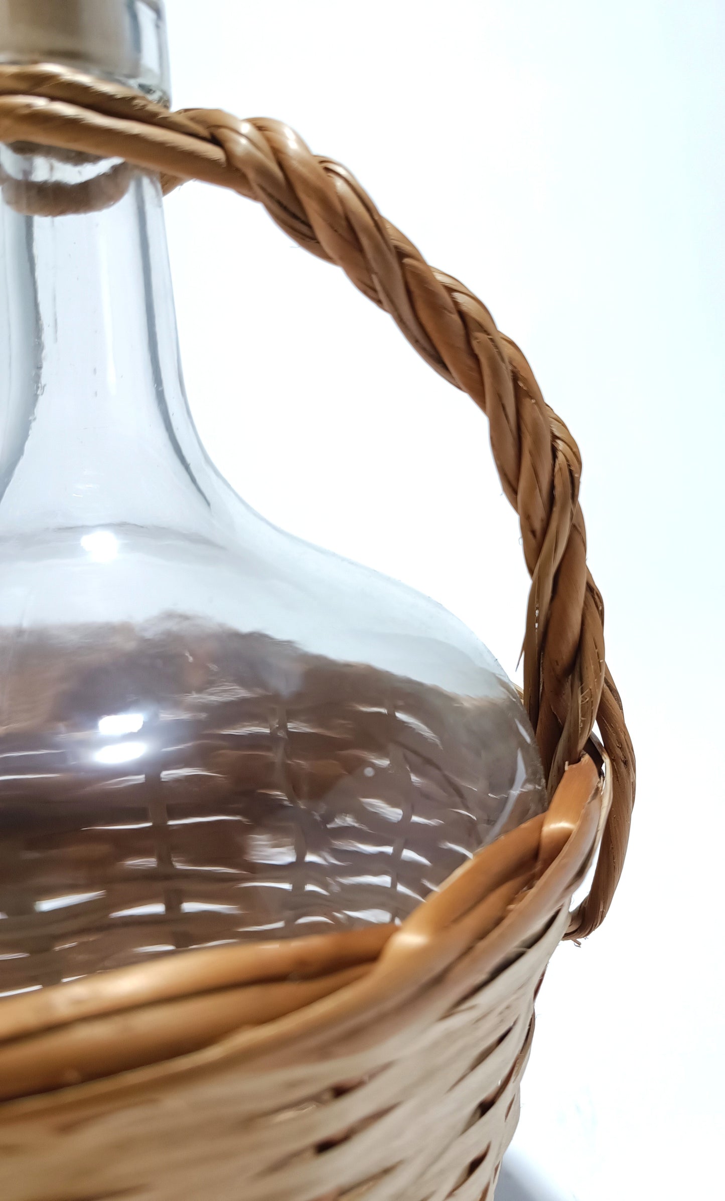 Garrafa de vidro de 2 litros com alça e forrado de vime