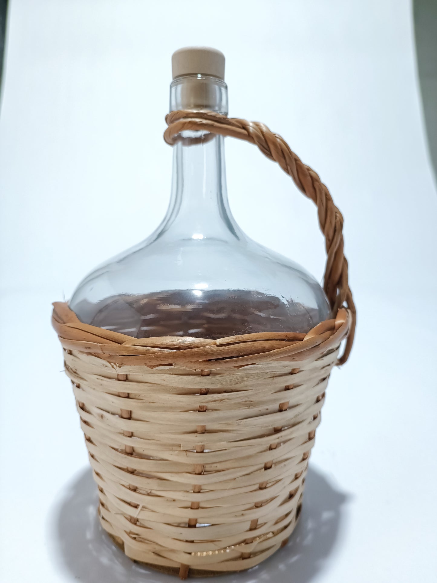 Garrafa de vidro de 2 litros com alça e forrado de vime