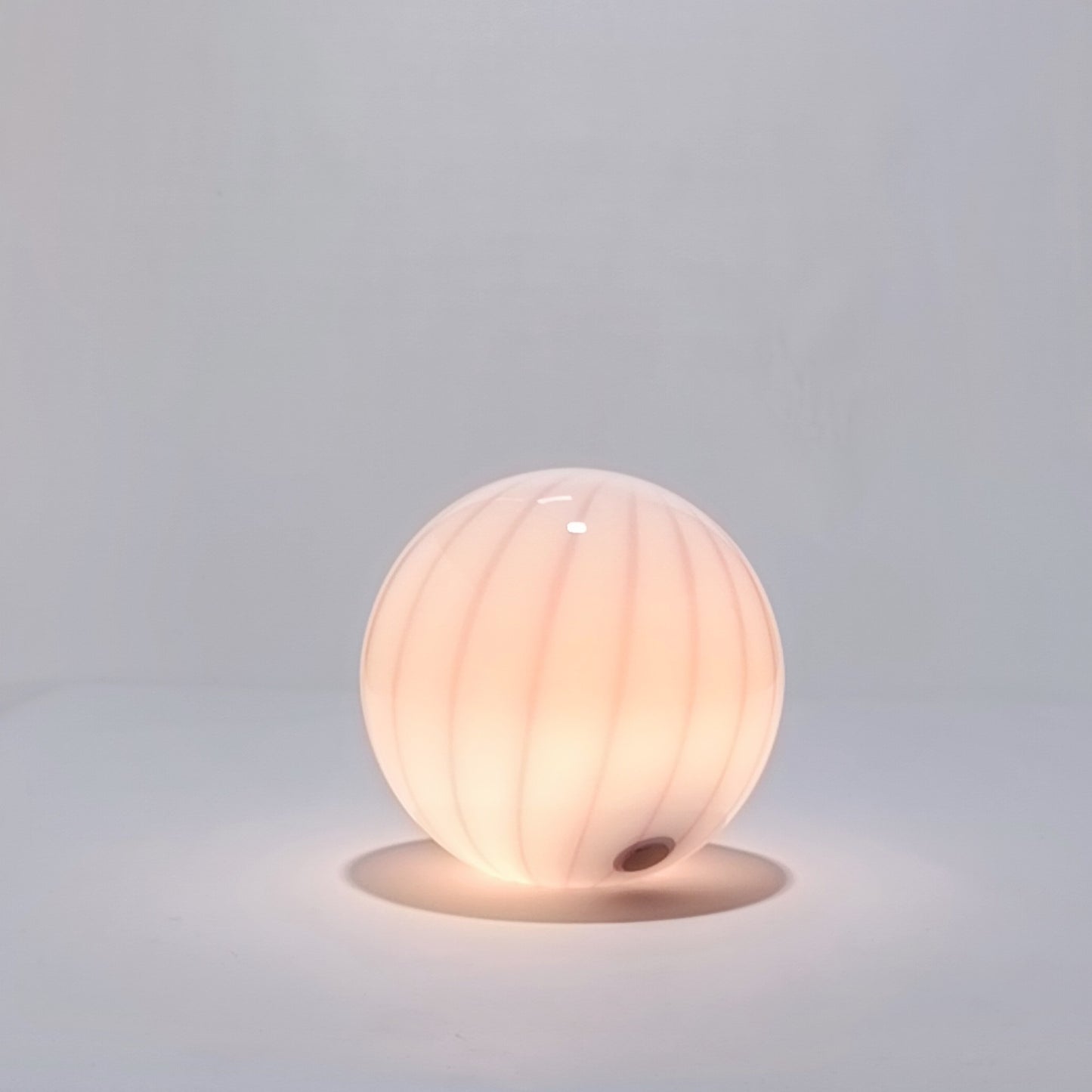 Candeeiro de Mesa Sem Fios em Vidro Opalino Verde Raiado — Ø 25 cm