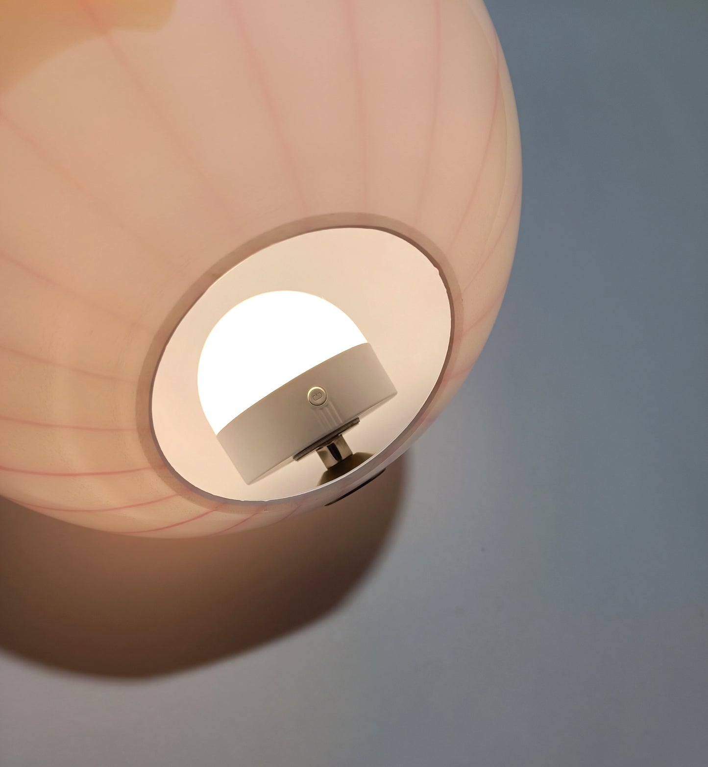 Candeeiro de Mesa Sem Fios em Vidro Opalino Verde Raiado — Ø 25 cm