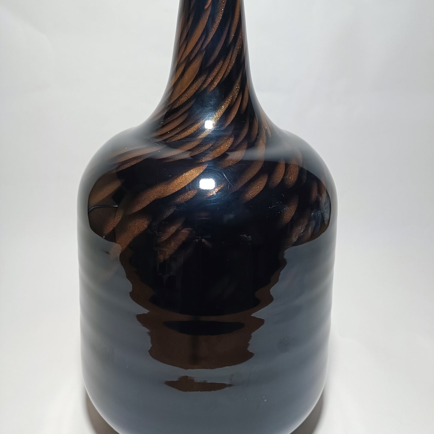 Base de candeeiro de mesa com grãos dourados