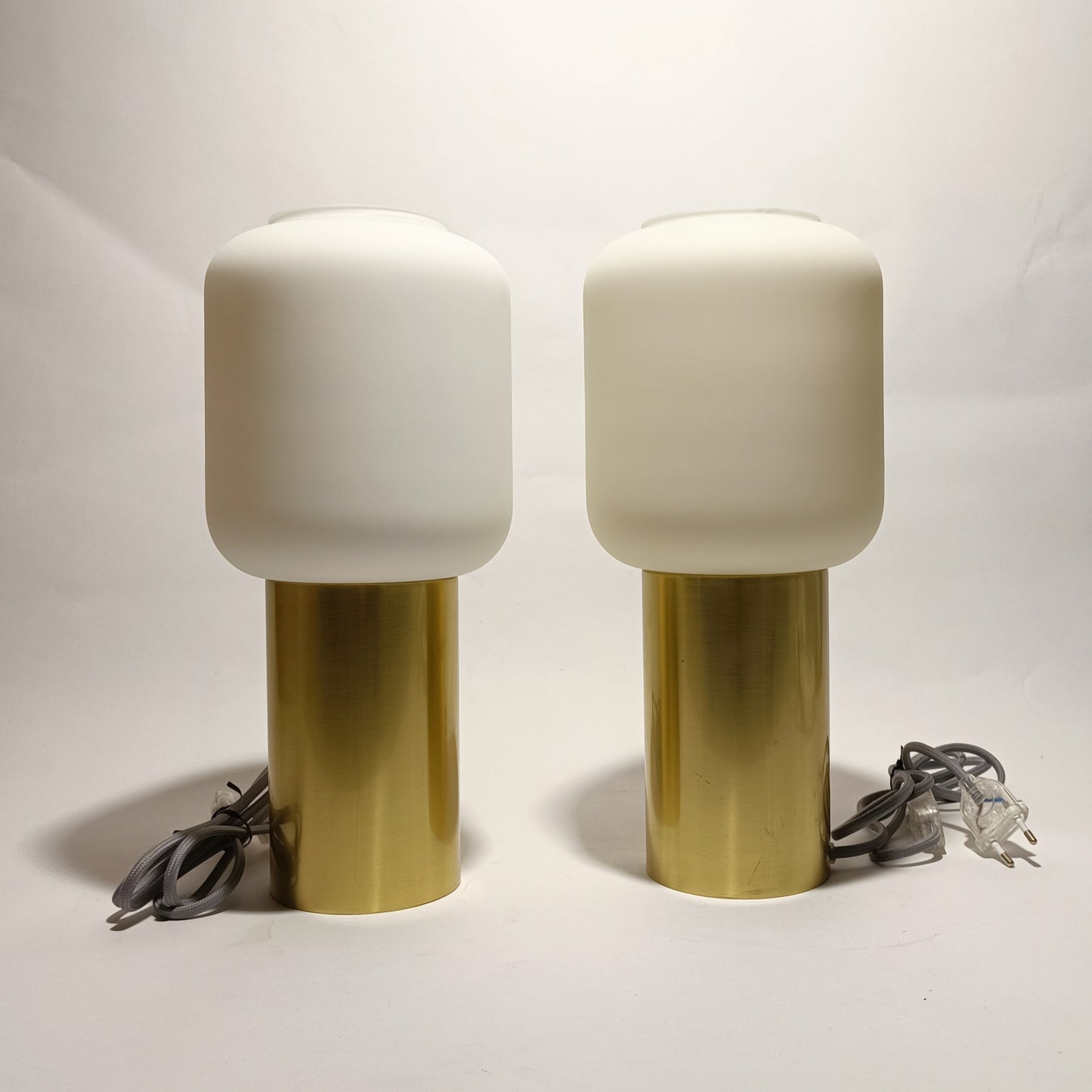 Candeeiro de mesa em vidro opalino e base em metal dourado