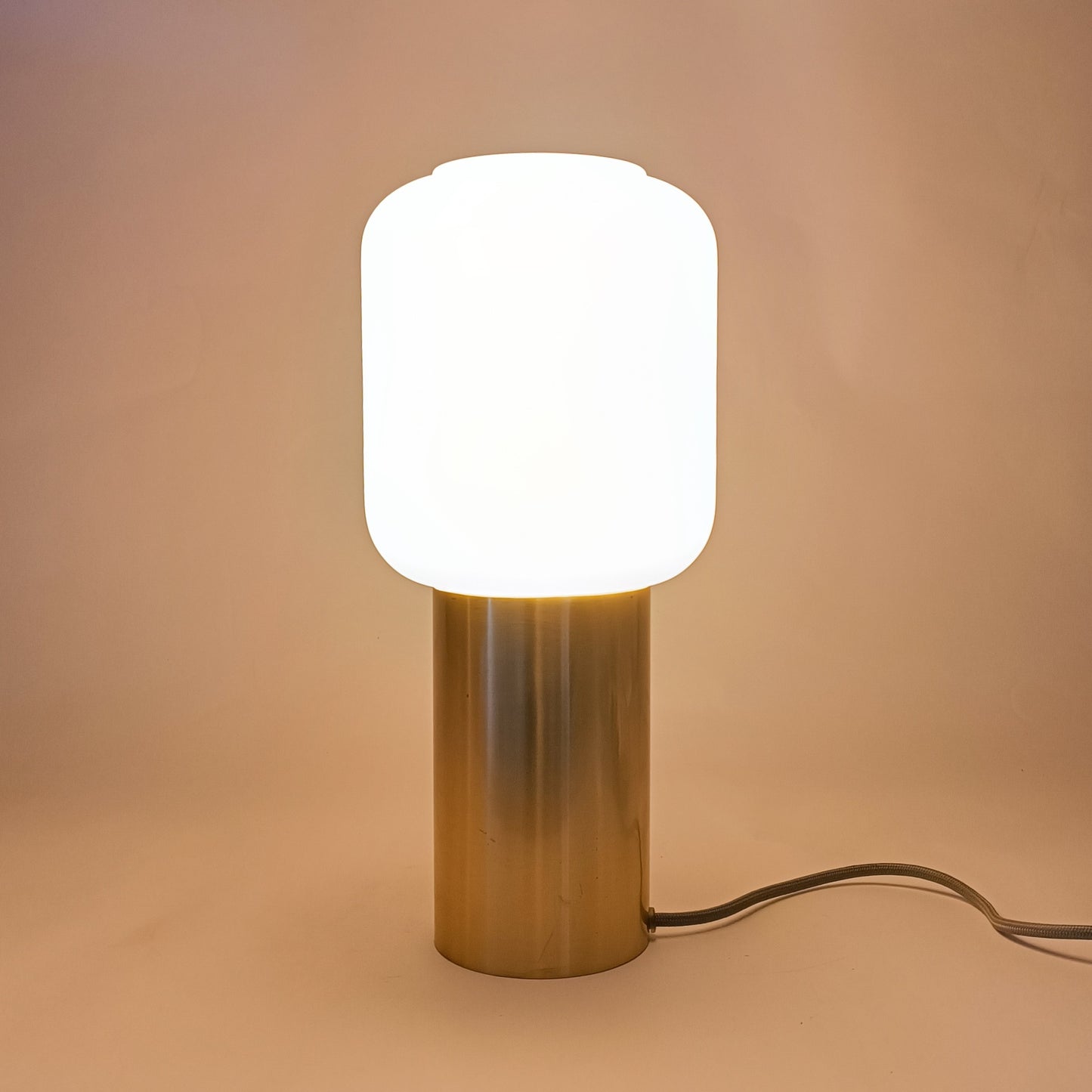 Candeeiro de mesa em vidro opalino e base em metal dourado