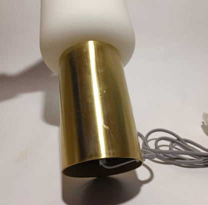 Candeeiro de mesa em vidro opalino e base em metal dourado