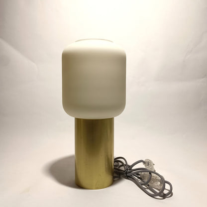 Candeeiro de mesa em vidro opalino e base em metal dourado