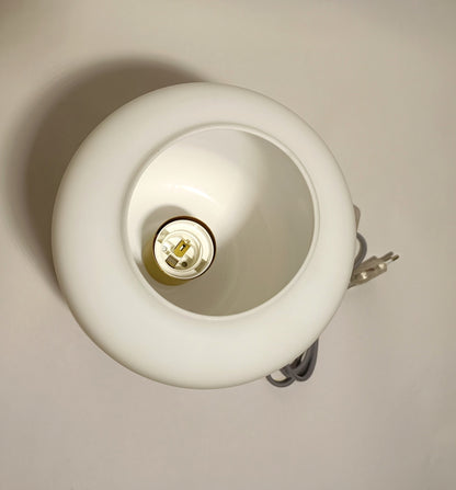 Candeeiro de mesa em vidro opalino e base em metal dourado