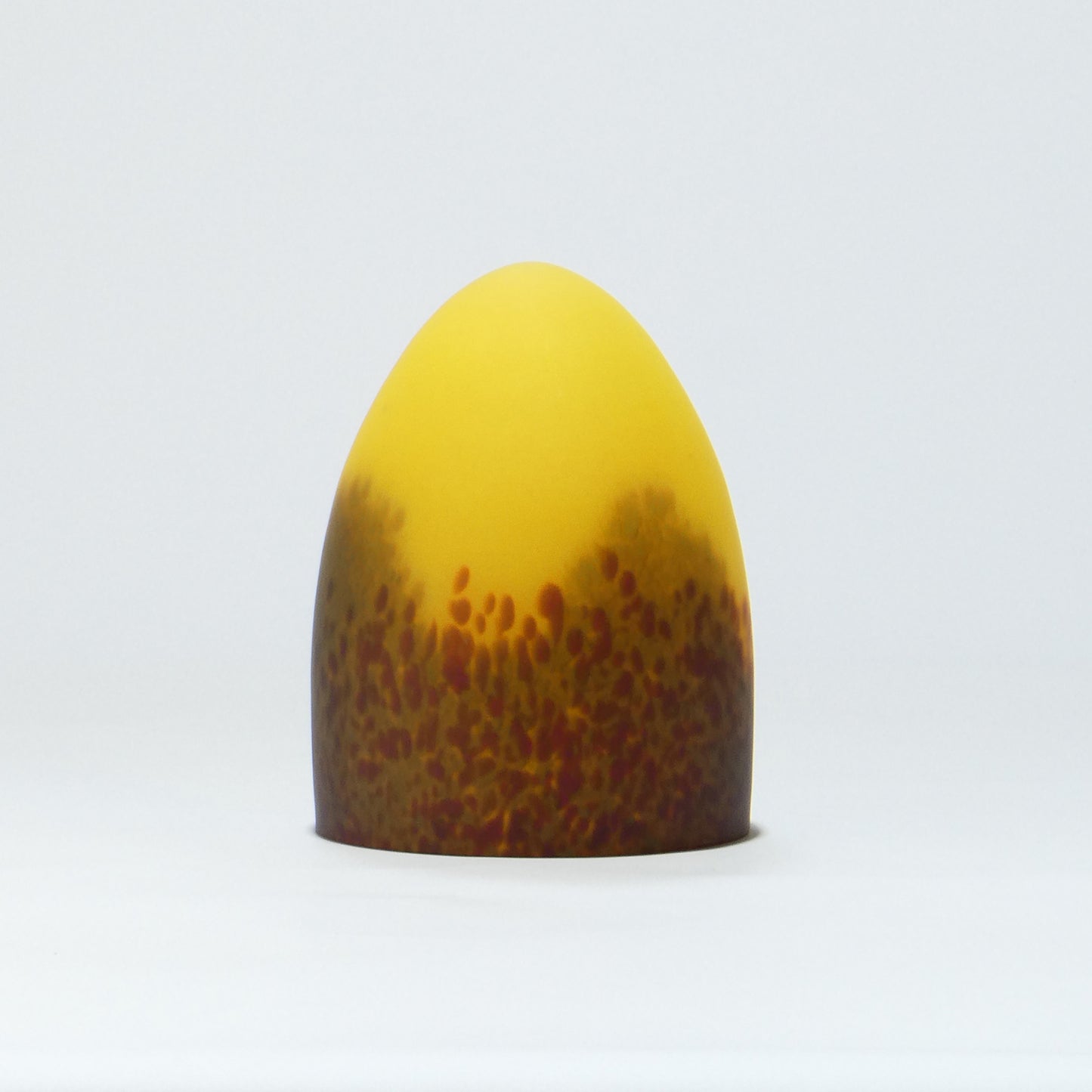 Candeeiro de Mesa com Base Metálica e Abajur de Vidro colorido