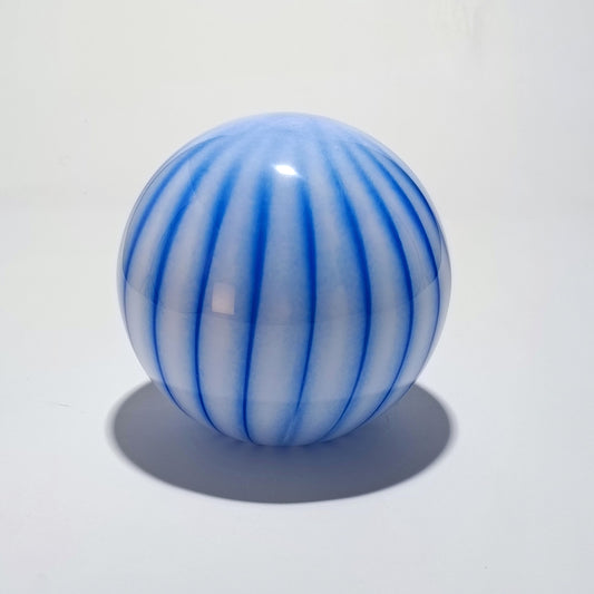 Candeeiro de Mesa Sem Fios em Vidro Opalino com Riscas Azuis — Ø 25 cm