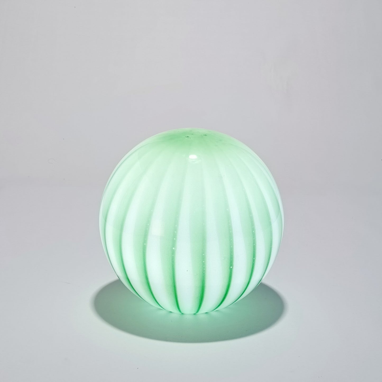 Candeeiro de Mesa Sem Fios em Vidro Opalino Verde Raiado — Ø 25 cm