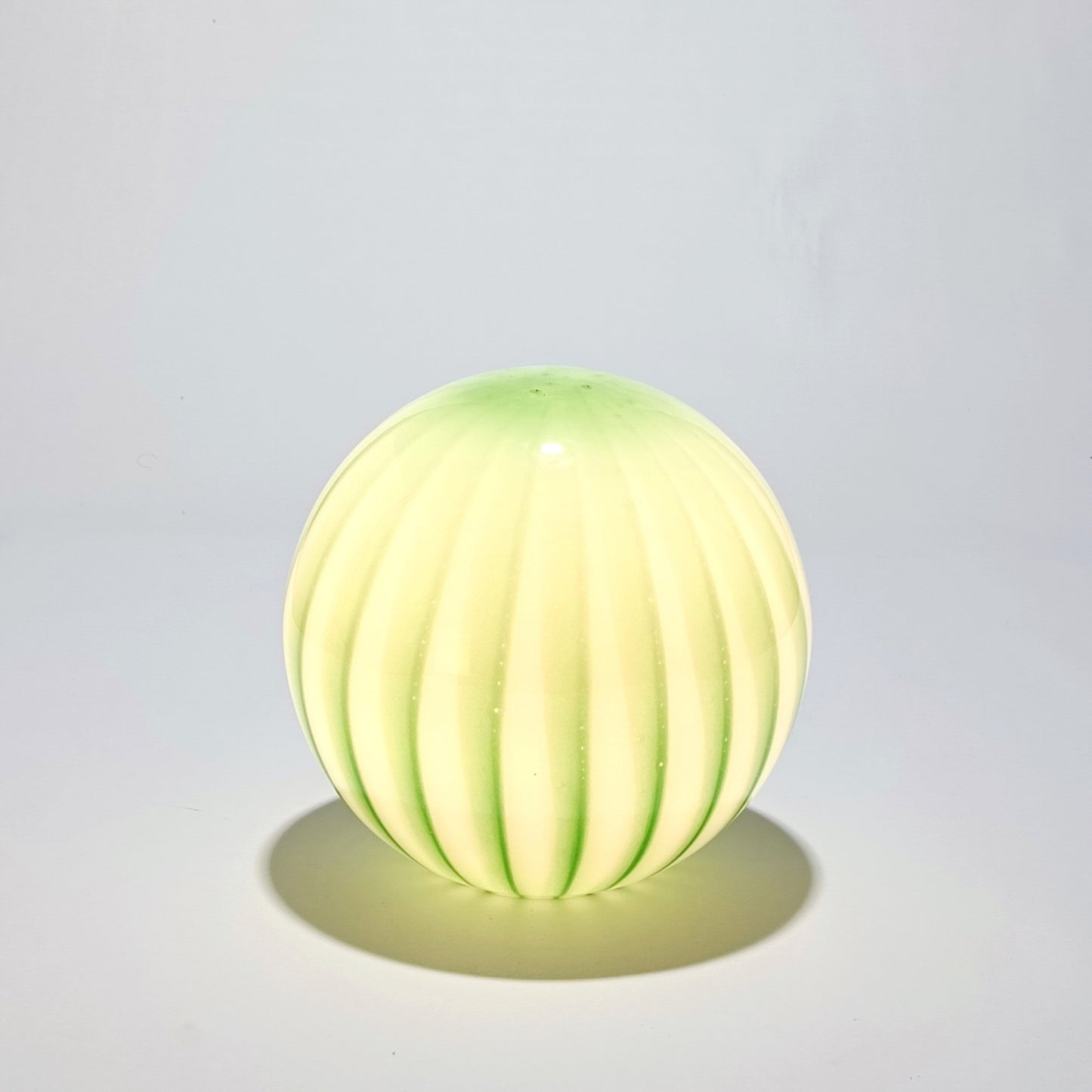 Candeeiro de Mesa Sem Fios em Vidro Opalino Verde Raiado — Ø 25 cm