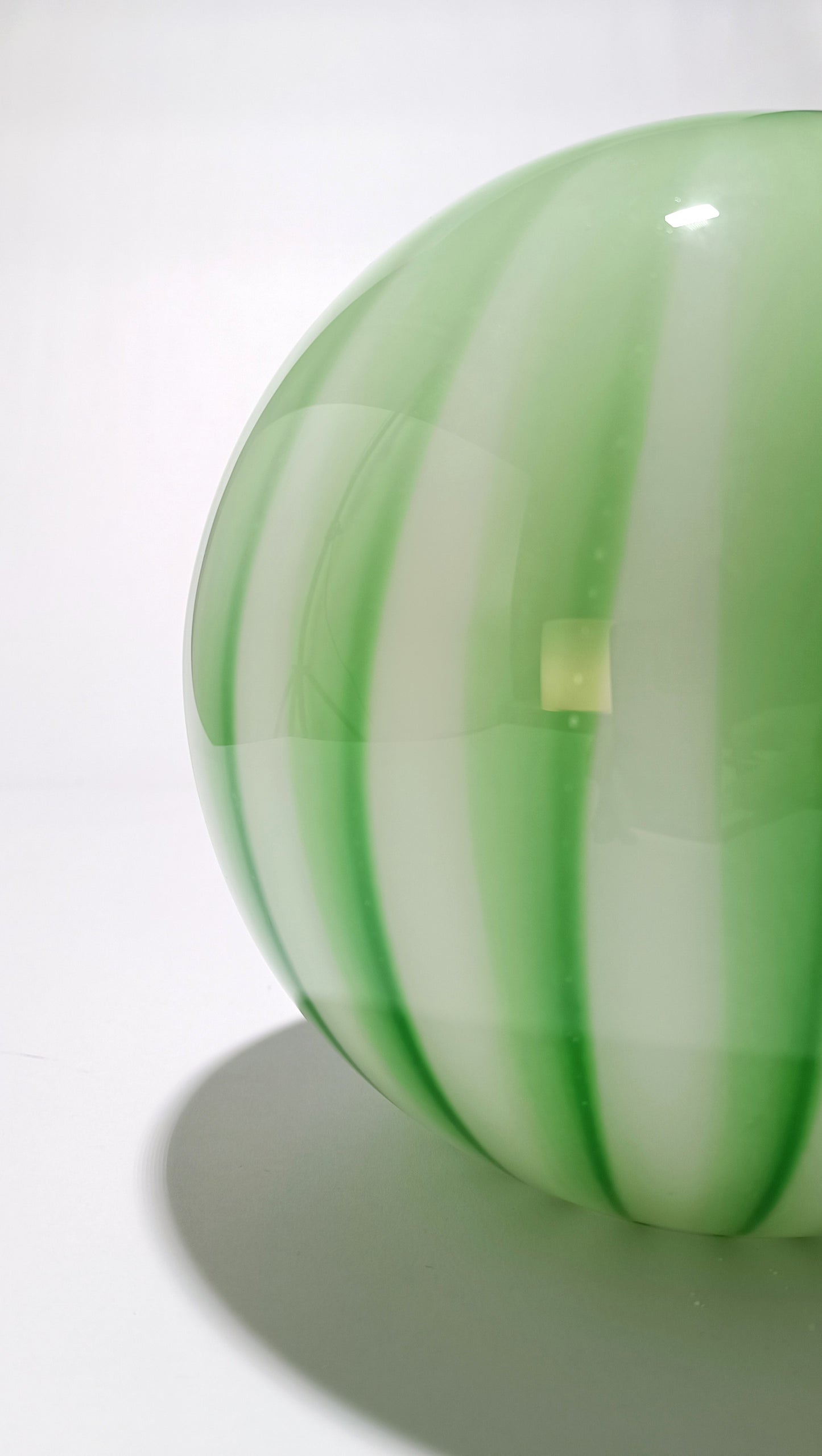 Candeeiro de Mesa Sem Fios em Vidro Opalino Verde Raiado — Ø 25 cm