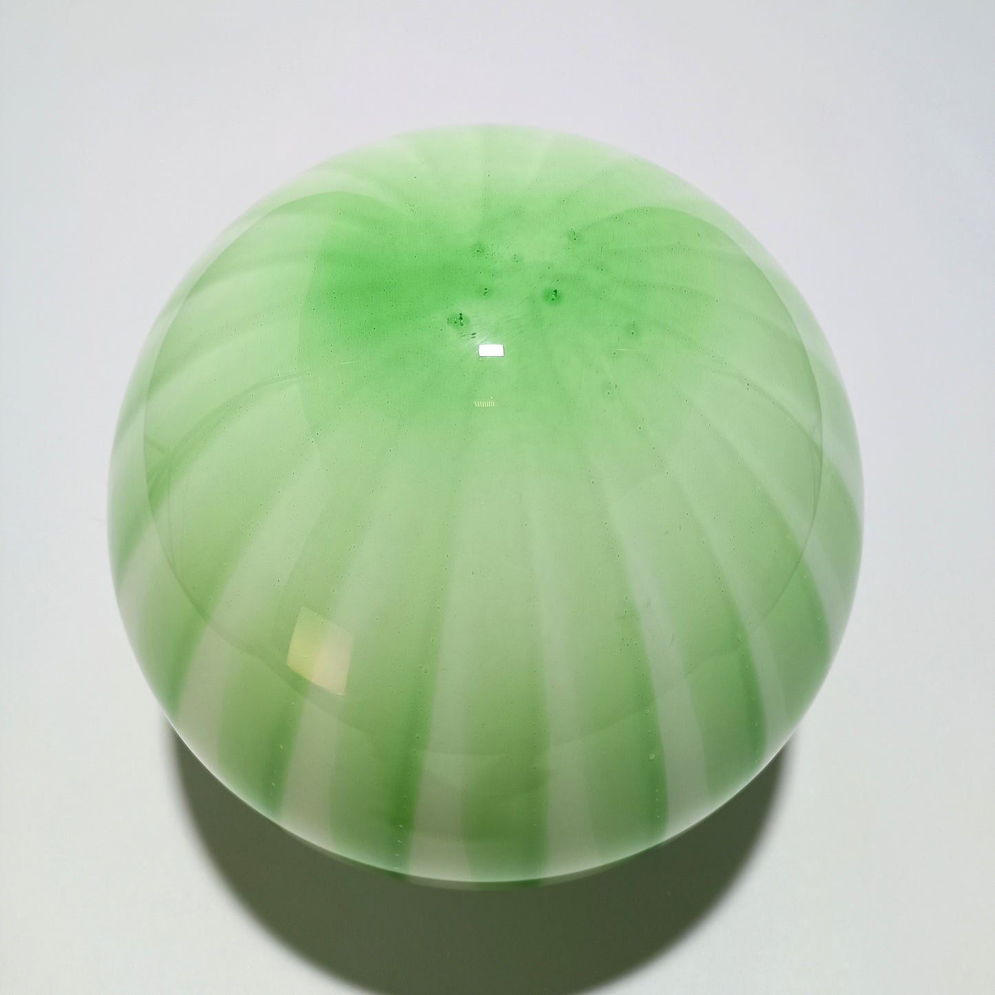 Candeeiro de Mesa Sem Fios em Vidro Opalino Verde Raiado — Ø 25 cm