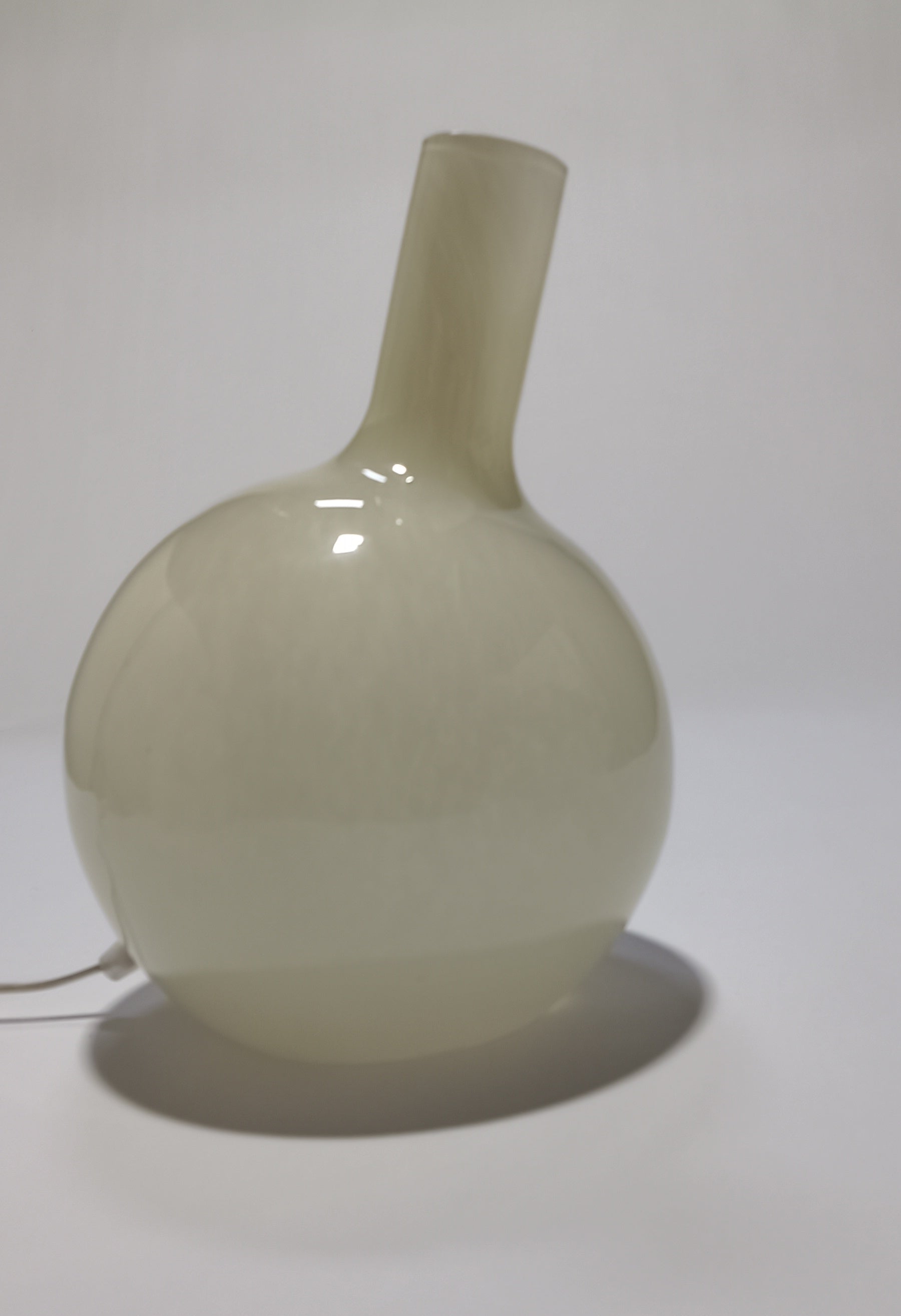 Detalhe interior do candeeiro Halo Brando, mostrando o encaixe da lâmpada.