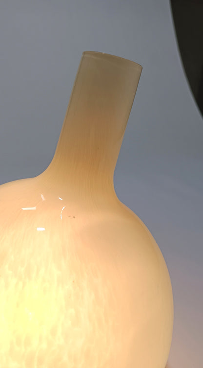 Vista lateral do candeeiro Halo Brando aceso, com gargalo inclinado e brilho suave.