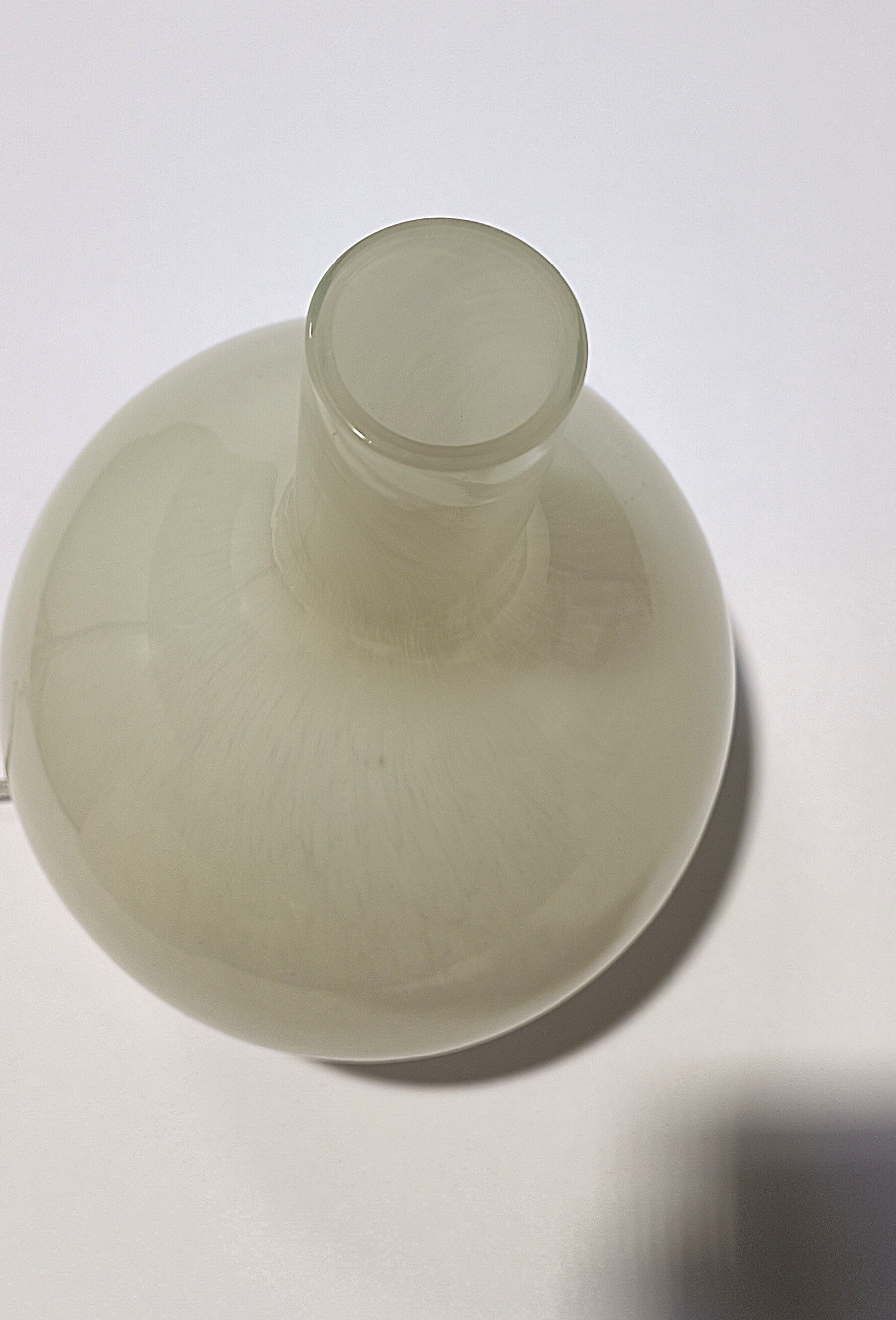 Vista superior do candeeiro Halo Brando, mostrando a abertura do gargalo e o vidro branco opalino.