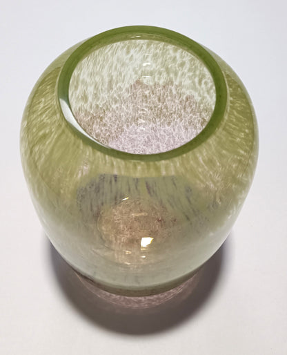 Vista superior do vaso em vidro verde e rosa com efeito espuma.